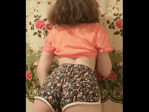 ❤️ Tânără sexy care se dezbracă de pantaloni scurți în fața camerei de filmat ❤❌ at ro.hentai-menu.ru ❤